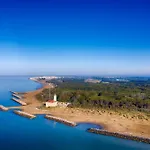 Bright 50mt From The Sea Daire
